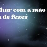 Sonhar com a mão suja de fezes