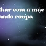 Sonhar com a mãe lavando roupa