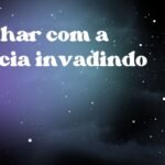 Sonhar com a polícia invadindo