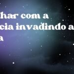 Sonhar com a polícia invadindo a casa
