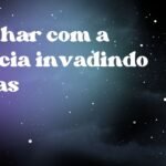 Sonhar com a polícia invadindo casas