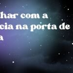 Sonhar com a polícia na porta de casa