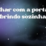 Sonhar com a porta se abrindo sozinha