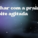 Sonhar com a praia à noite agitada