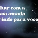 Sonhar com a pessoa amada sorrindo para você