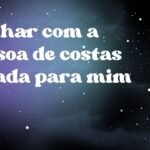 Sonhar com a pessoa de costas virada para mim
