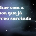 Sonhar com a pessoa que já morreu sorrindo