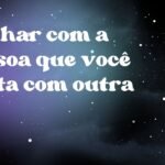 Sonhar com a pessoa que você gosta com outra