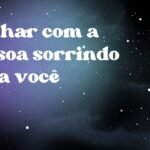 Sonhar com a pessoa sorrindo para você