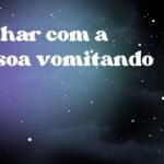 Sonhar com a pessoa vomitando