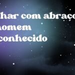 Sonhar com abraço de homem desconhecido