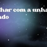 Sonhar com a unha caindo