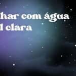 Sonhar com água azul clara