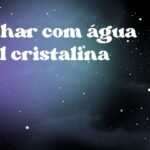 Sonhar com água azul cristalina