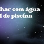 Sonhar com água azul de piscina