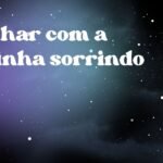 Sonhar com a vizinha sorrindo