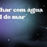Sonhar com água azul do mar