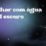 Sonhar com água azul escuro
