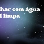 Sonhar com água azul limpa