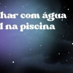 Sonhar com água azul na piscina