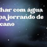 Sonhar com água limpa jorrando de um cano