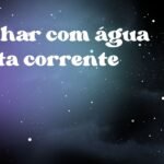 Sonhar com água preta corrente
