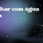 Sonhar com água rosa