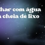 Sonhar com água suja cheia de lixo