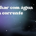 Sonhar com água suja corrente