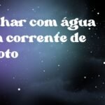 Sonhar com água suja corrente de esgoto