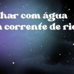 Sonhar com água suja corrente de rio