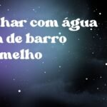 Sonhar com água suja de barro vermelho