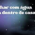 Sonhar com água suja dentro de casa