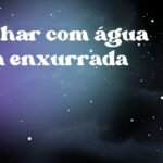 Sonhar com água suja enxurrada