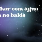 Sonhar com água suja no balde