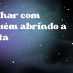 Sonhar com alguém abrindo a porta