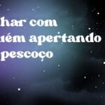 Sonhar com alguém apertando seu pescoço
