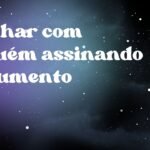 Sonhar com alguém assinando documento