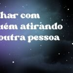 Sonhar com alguém atirando em outra pessoa