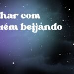 Sonhar com alguém beijando