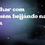 Sonhar com alguém beijando na boca