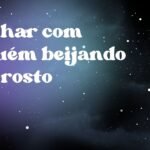 Sonhar com alguém beijando seu rosto