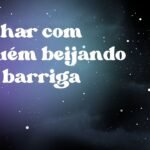 Sonhar com alguém beijando sua barriga