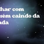 Sonhar com alguém caindo da escada