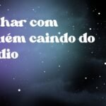 Sonhar com alguém caindo do prédio