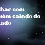 Sonhar com alguém caindo do telhado