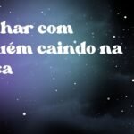 Sonhar com alguém caindo na fossa