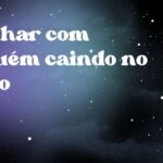 Sonhar com alguém caindo no chão
