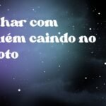 Sonhar com alguém caindo no esgoto