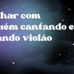 Sonhar com alguém cantando e tocando violão